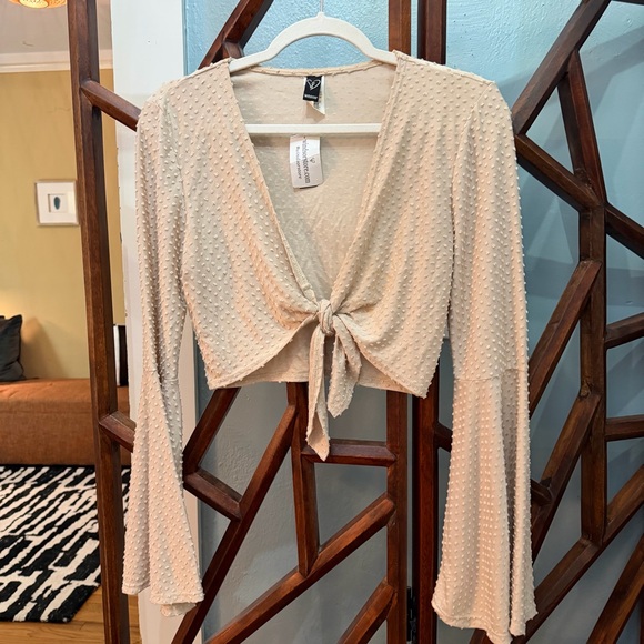 Windsor Tops - NWT | Windsor Bell Sleeve Crop Tie Top